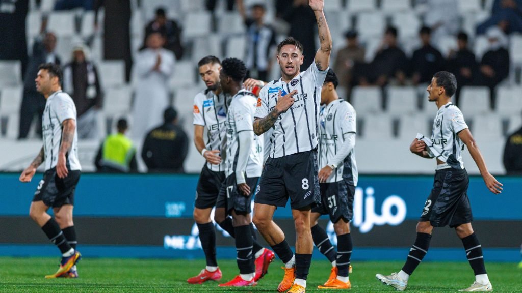 «منافسات دوري روشن السعودي 2025-2026 تشهد صعود الشباب والقادسية بعد انتصاراتهما على ضمك والأخدود»