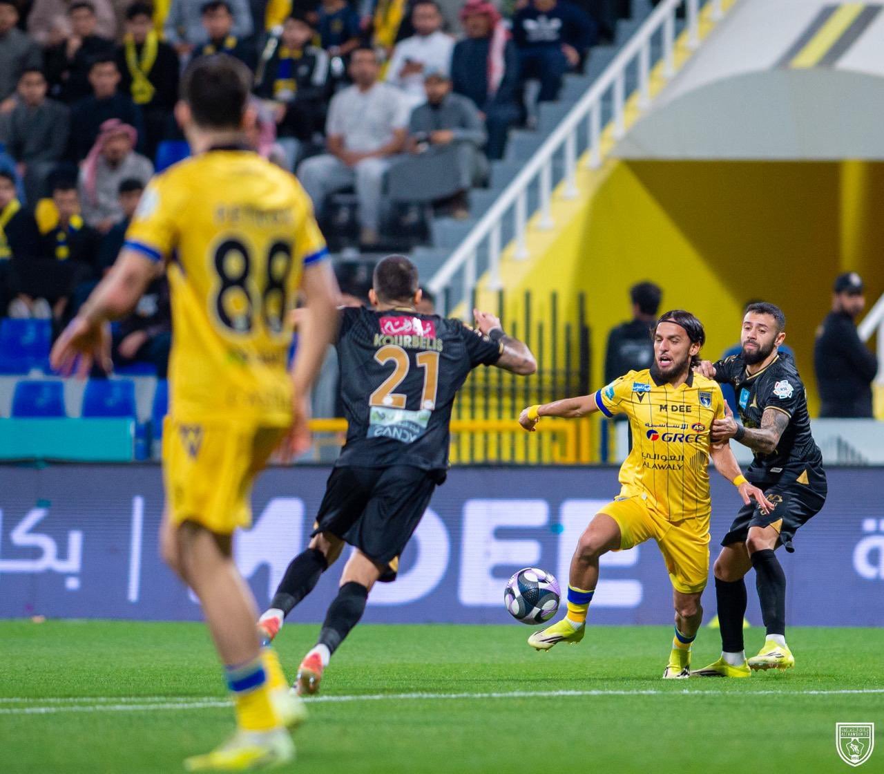 «مواجهة متكافئة» التعادل الإيجابي يحسم اللقاء بين التعاون والخليج في دوري روشن