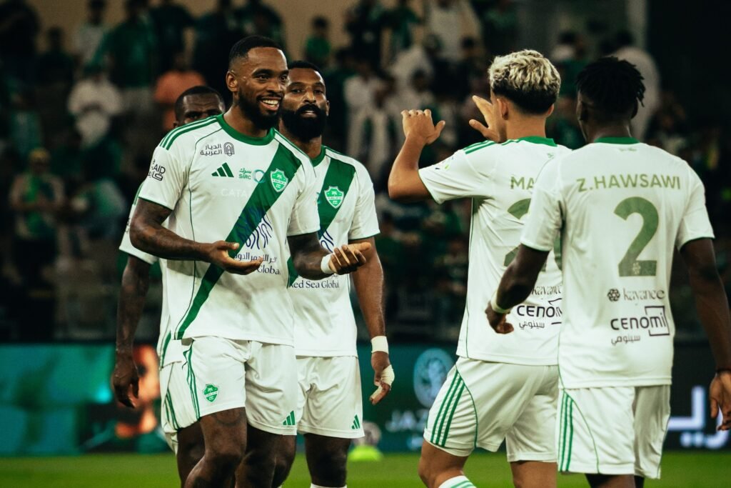 «مواجهة مثيرة بين الأهلي وضمك في دوري روشن، تعرف على توقيت المباراة والقنوات الناقلة»