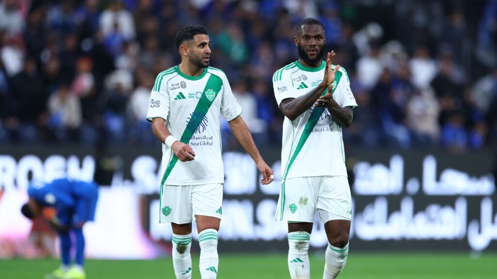 «نقل مباشر لمباراة الأهلي والحزم في دوري روشن السعودي» ترددات القنوات المتاحة لمتابعة الحدث الرياضي المثير